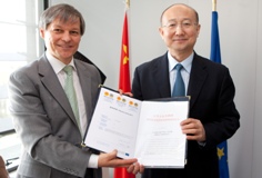 Commissioner for Agriculture and Rural Development, Mr. Dacian Cioloş with the Chinese Minister of the General Administration of Quality Supervision, Inspection and Quarantine of China, Mr. Zhi Shuping, 