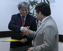 Signature of a memorandum of understanding to create an EU-Brazil Dialogue on Agriculture and Rural Development: Mendes Ribeiro Filho, Brazilian Minister of Agriculture, Livestock and Food Supply, on the right, and Dacian Cioloş