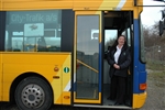 Йене Гроне, на 58 г., получава квалификация шофьор на автобус в Олборг, Дания.
