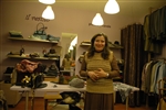 Fiorella (50 lat) prowadzi sklep z odzieżą po dwóch latach bezdomności w Bolonii (Włochy).