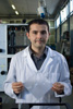 Симоне Роси, на 30 г., от Умбрия, Италия, помага за разработването на нова система за слънчева енергия благодарение на изследователска стипендия.
