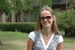 Sarmite Gromska (21 lat) otrzymuje bezpłatnie materiały naukowe pisane alfabetem Braille'a na Uniwersytecie Łotewskim w Rydze.