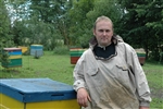 Нормунс Зепс, на 31 г., отглежда медоносни пчели в Калупе, провинциална Латвия. 